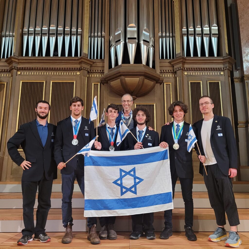 The Israeli chemistry team returned from Zurich with 4 medals: 1 Arad, 3 silver. The winners are (from right to left): Shoham Assis from Psagot School in Karmiel (Arad), Shon Hentz from Rabin School in Gan Yavneh (Silver), Netta David Eiger from the Shaked Darca Secondary School, Valley of Springs (Silver) and Yonathan Gontmaher from Hagimnasiya Harealit School in Rishon Lezion (Silver) the students are surrounded by coaches from the Technion: Nir Cohen on the left, Aleksandr Koronatov on the right and the head of the program Prof. Zeev Gross in the back. In 2024 we will participate in two Olympics, in China and Saudi Arabia. Do you or your children have the motivation and desire to compete for a place in the team? The first step is to contact the program coordinator Michal ch.youth@technion.ac.il 09/08/2023